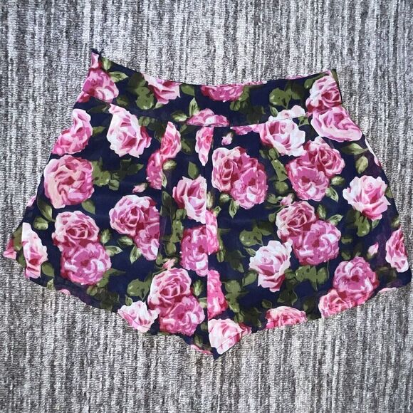 Charlotte Russe Women’s Shorts Sz XS Pink Roses Size Zip Lined Summer - Picture 8 of 8